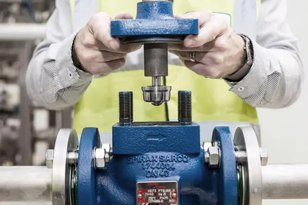 Funcionário ajustando um dispositivo de vapor